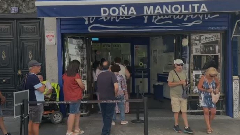 Doña Manolita ya acoge largas colas para coger un décimo. DS