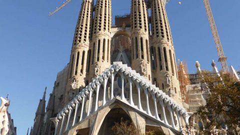 Detenido cerca de la Sagrada Familia un hombre que portaba una nueve milímetros