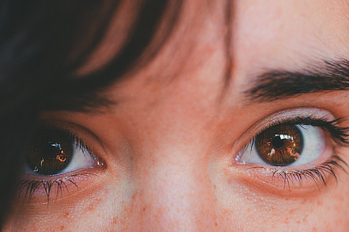 Desviar la mirada al hablar, este es su significado según la psicología