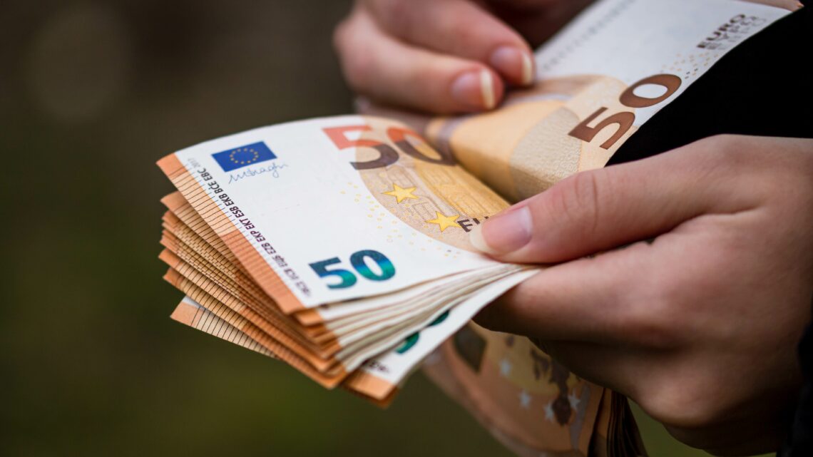 Becas de hasta 2.800€ para jóvenes que no estudian ni trabajan