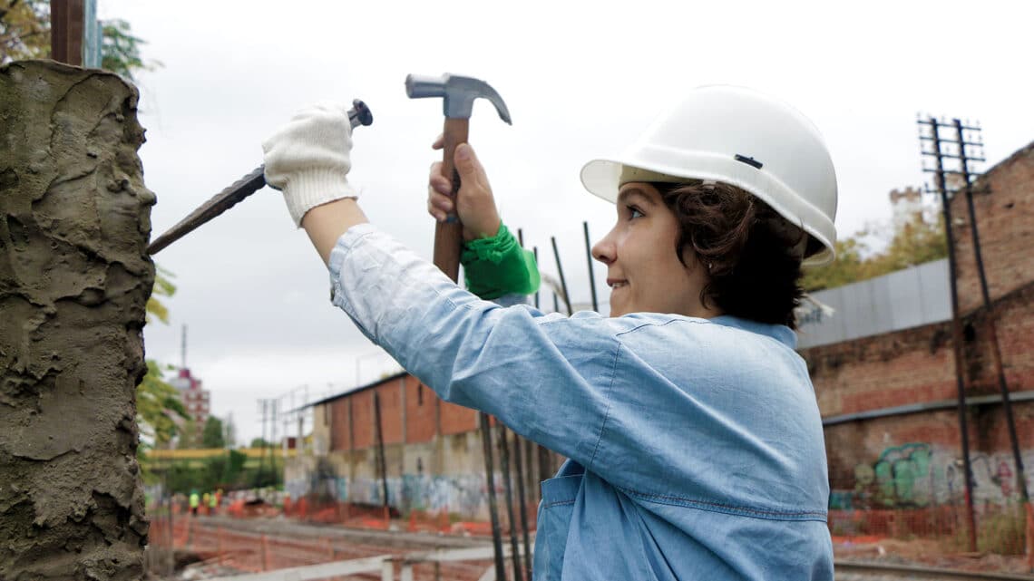 Una joven albañil causa un gran revuelto: Solo por venir a trabajar, me tienes que pagar 4 horas