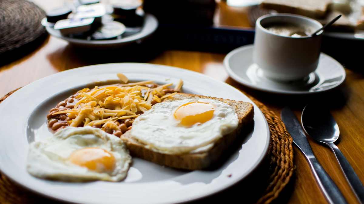 Adelantar el desayuno y alargar el ayuno nocturno: la pareja de hábitos que más pesa en la báscula