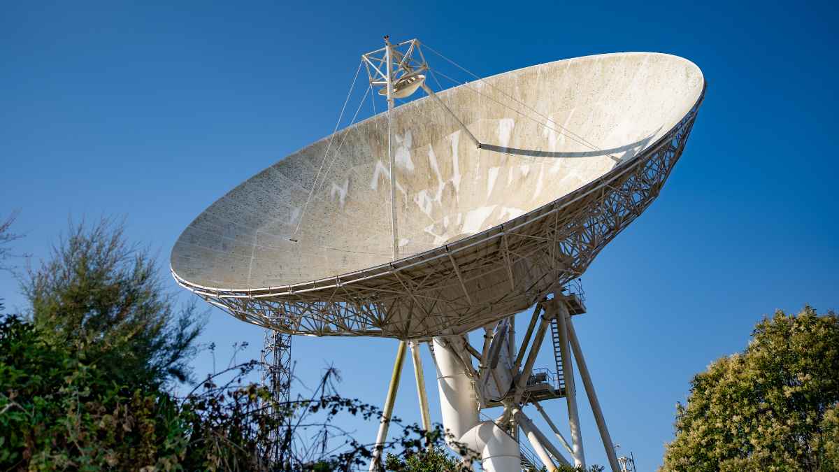 Radiotelescopio detectando señales de radio desde el espacio profundo