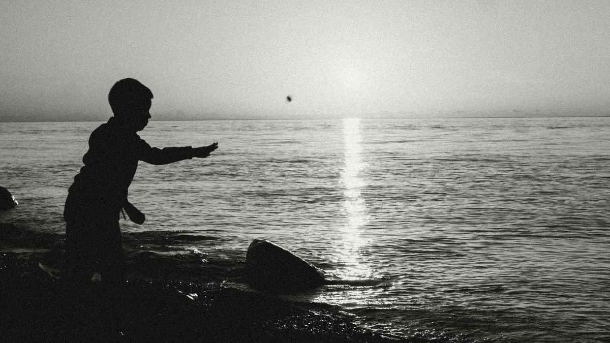 Un niño recoge una “piedra bonita” en la playa y descubre que era una rara herramienta neandertal de hace más de 60 mil años