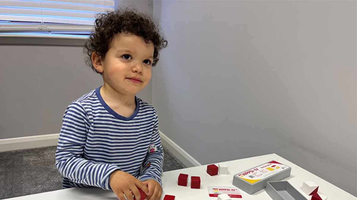 Niño prodigio Joseph Harris-Birtill jugando con bloques, miembro más joven de Mensa