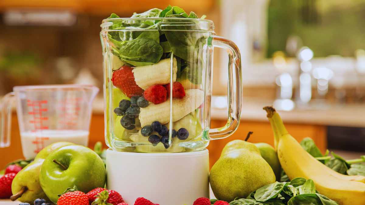 Plátano en batido con bayas y espinacas en licuadora