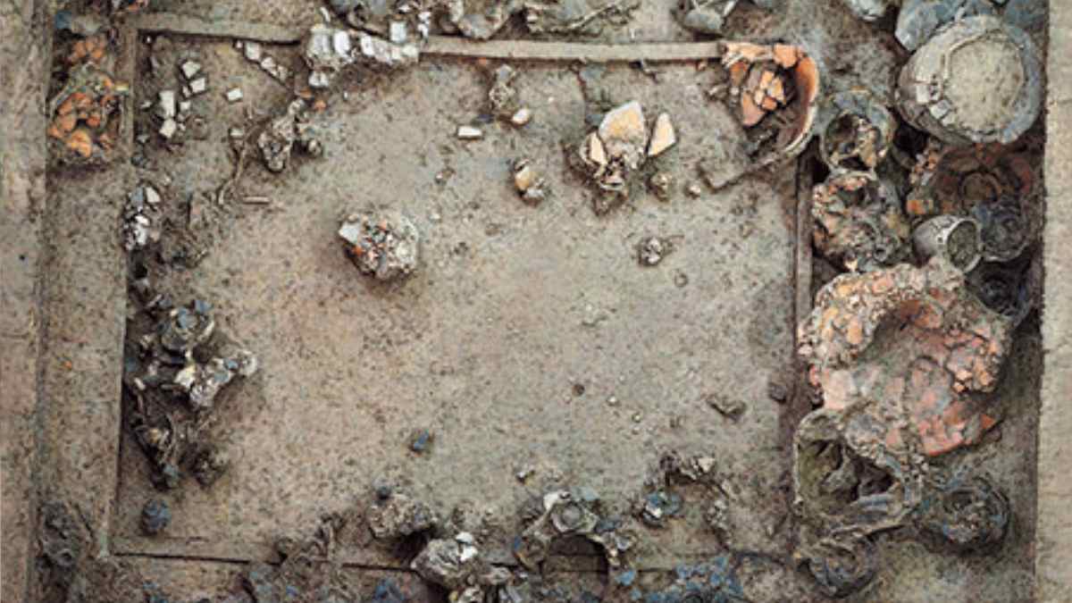 Vista aérea de la tumba real de 5.000 años en Henan, China, con cerámicas rotas y ornamentos de jade en los bordes.