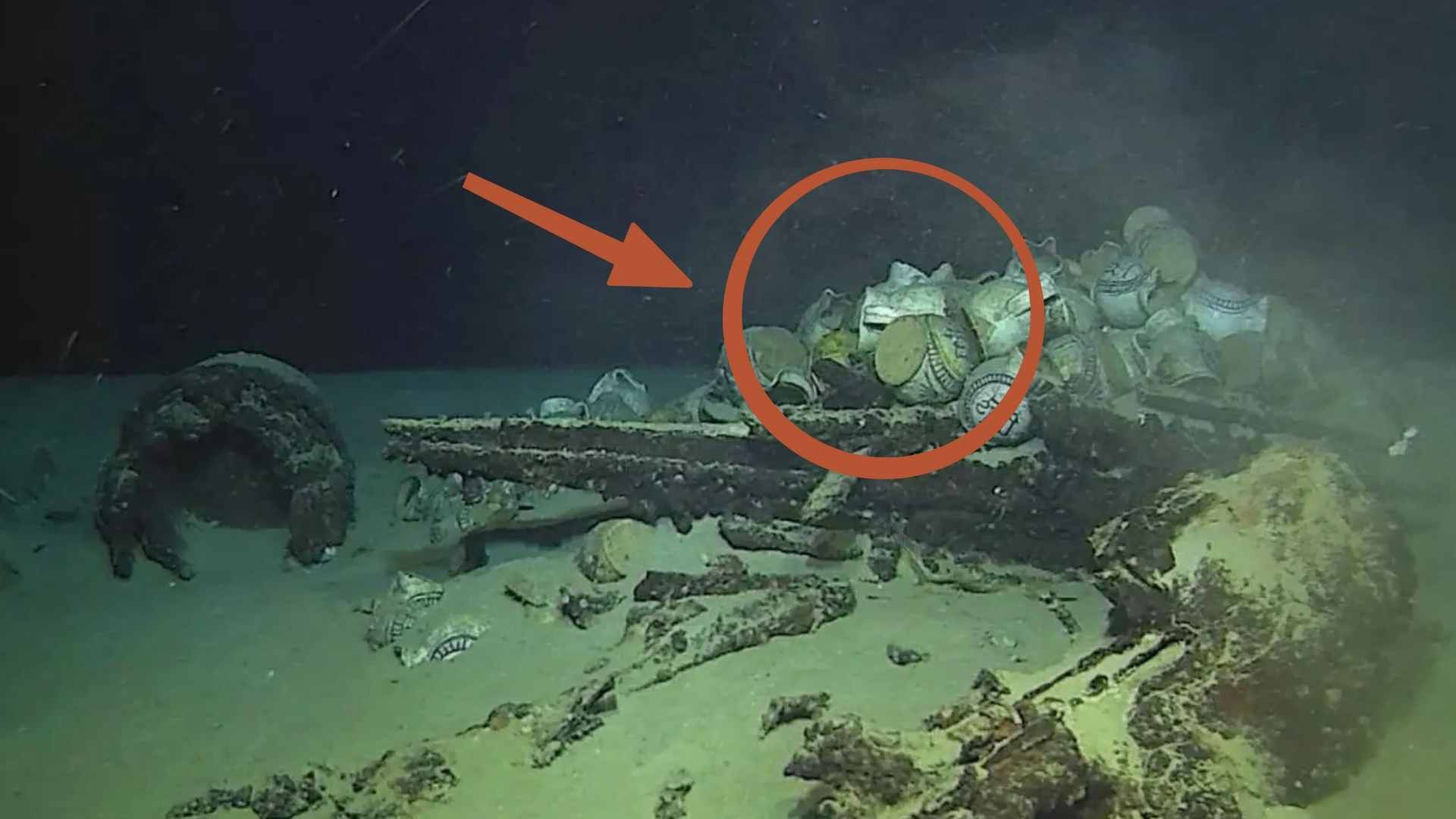Restos del barco mercante del Renacimiento hallado intacto a 2.567 metros bajo el Mediterráneo con cerámicas decoradas