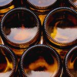 Confirman que las botellas de vidrio liberan hasta 50 veces más microplásticos que las de plástico