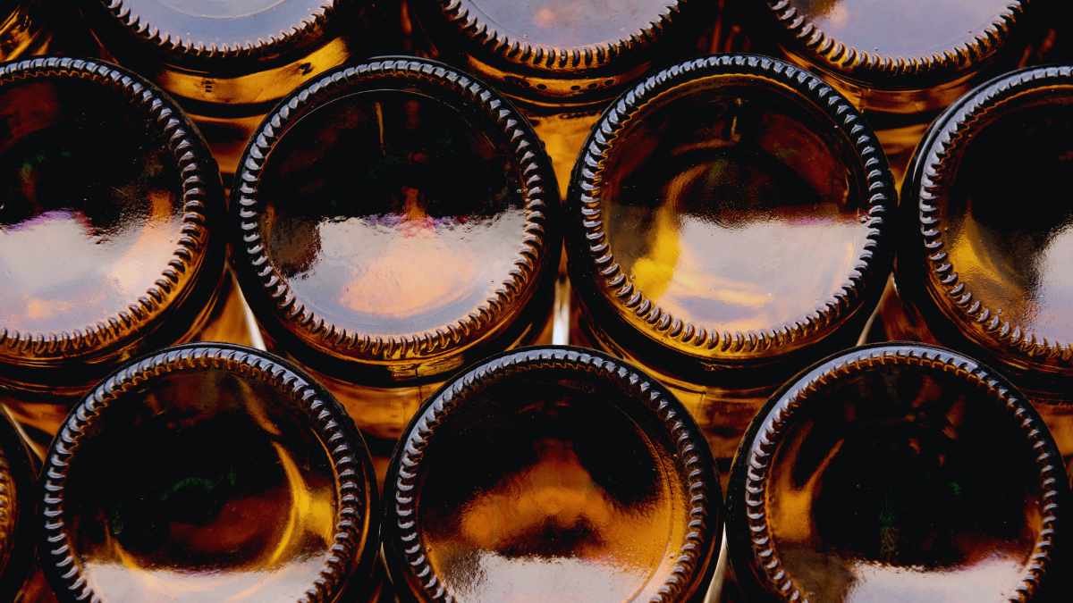 Confirman que las botellas de vidrio liberan hasta 50 veces más microplásticos que las de plástico
