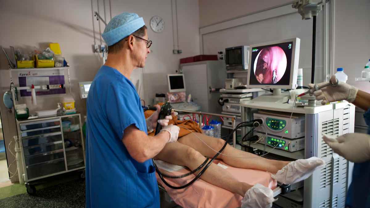 Investigadores españoles confirman que colonoscopia y test de sangre oculta son igualmente eficaces; llaman a aumentar la participación en cribados.
