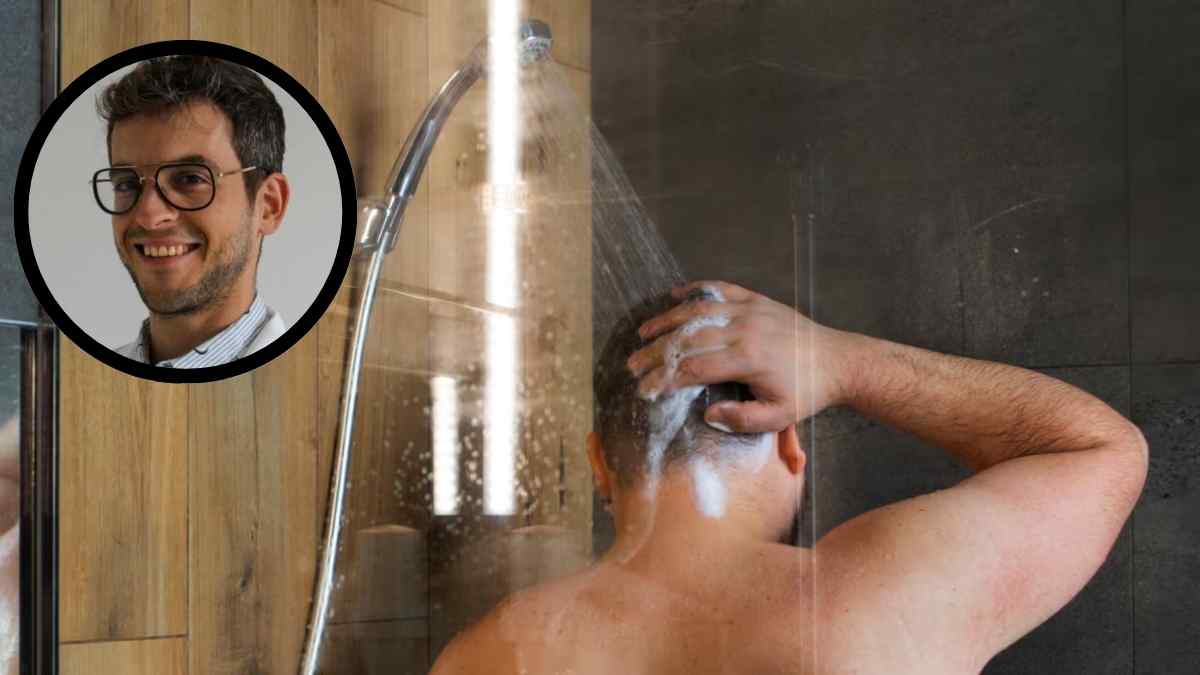 «Radiólogo aconseja esperar 15 minutos antes de ducharse tras hacer deporte; hombre bajo la ducha lavándose la cabeza».
