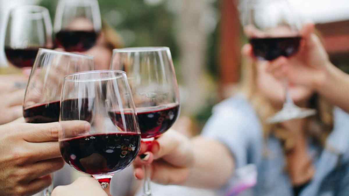 Brindis con copas de vino tinto de 150 ml, la ración diaria vinculada a menor riesgo cardiovascular según el estudio PREDIMED.