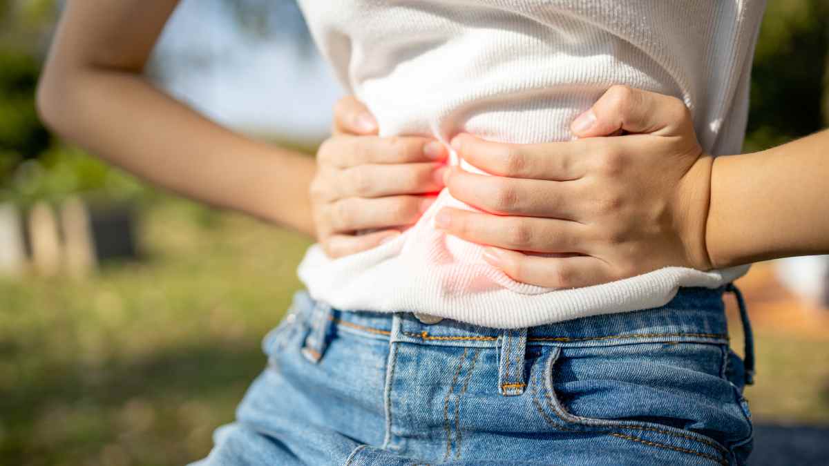 Mujer con dolor abdominal relacionado con intestino irritable