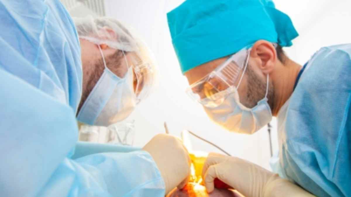 Cirujanos aplican técnica FUE para recuperar cabello sin cicatrices ni dolor.