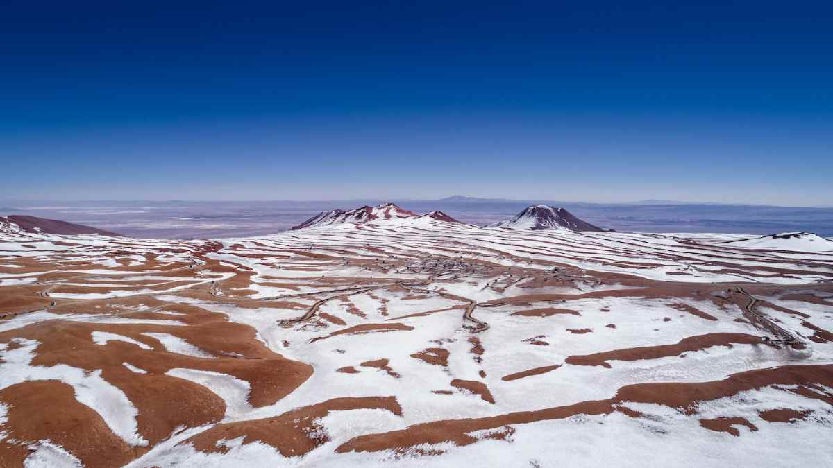 El radiotelescopio más potente del mundo queda fuera de servicio tras una inusual tormenta de nieve en el corazón del desierto chileno