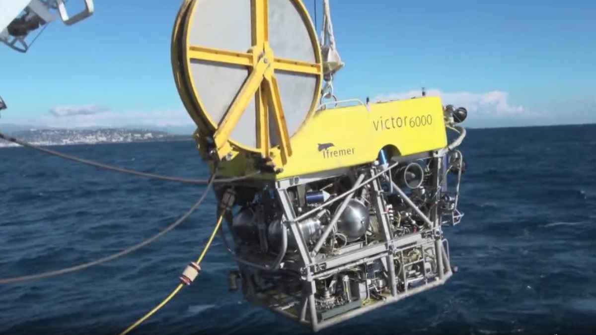 Robot submarino Victor 6000 del Ifremer descendiendo para localizar bidones radiactivos a 4.000 metros frente a la costa de Galicia.