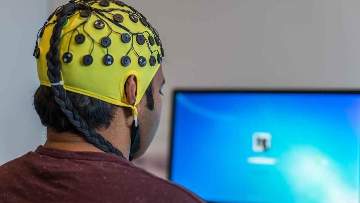 EEG analiza cerebros para resolver crímenes en India mediante la prueba BEOS.