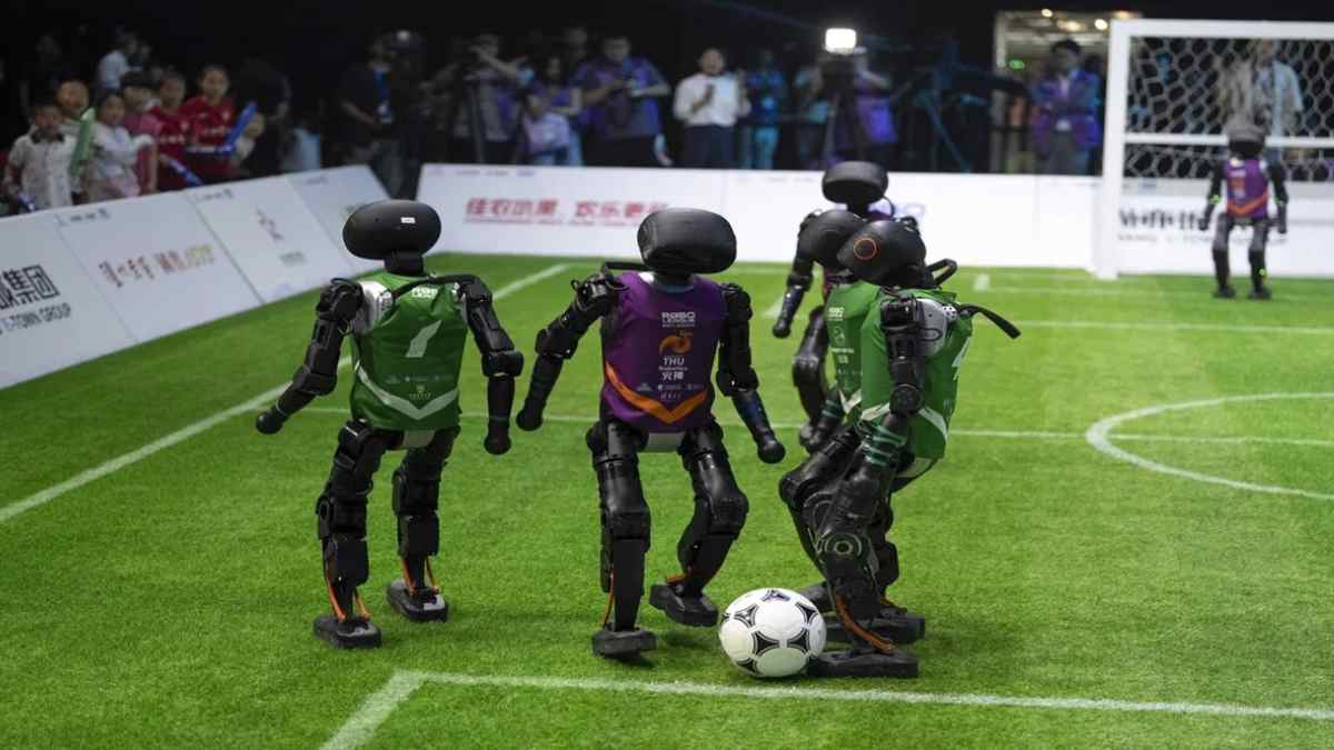 Robots humanoides autónomos disputan un partido de fútbol en el debut de la Robo League de Pekín.