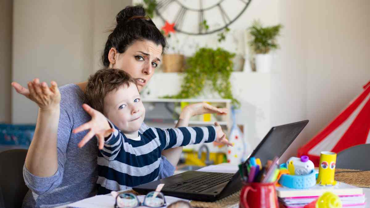 Madre teletrabajando desde casa con su hijo pequeño, retos y ventajas del trabajo remoto según la ciencia
