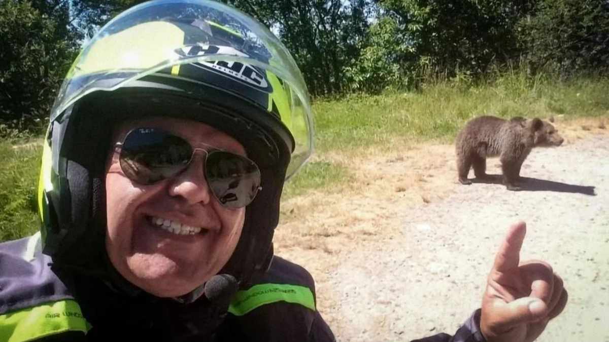 Un turista se baja de su moto para dar de comer y hacerse fotos con un oso salvaje y acabó siendo el menú principal