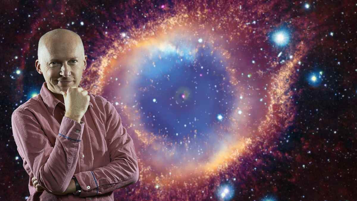 matemático reflexionando sobre si el universo es un videojuego, con fondo de nebulosa.