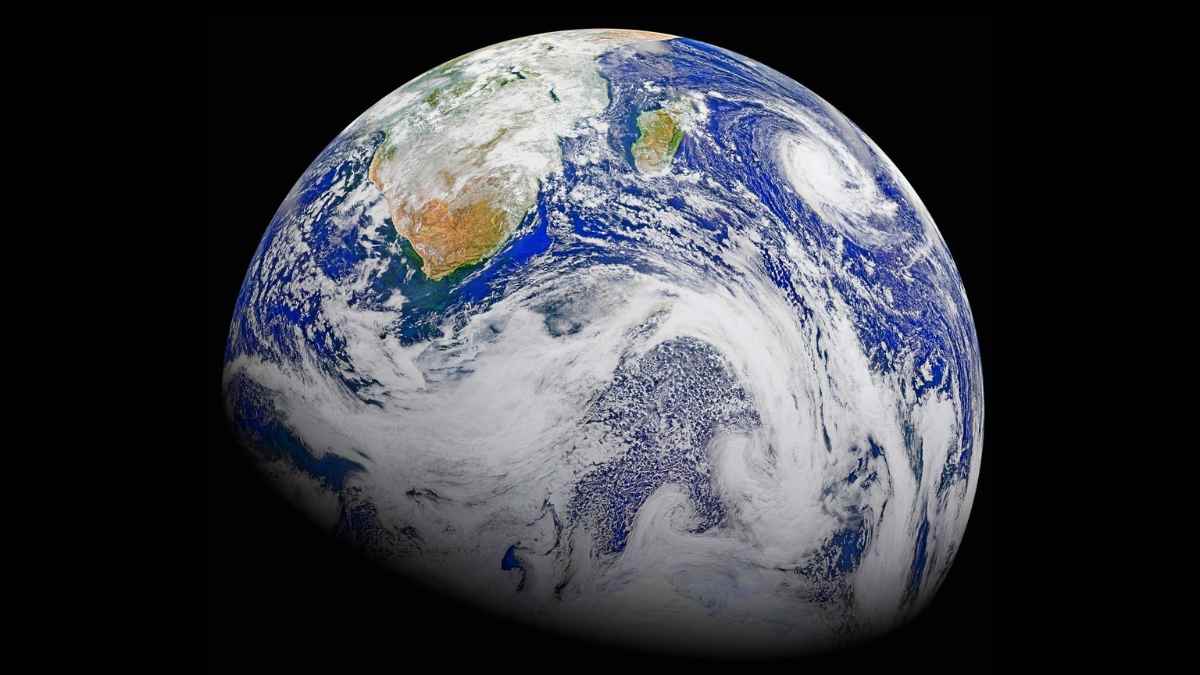 Tierra desde el espacio ilustrando la aceleración de rotación que hará más breves tres días del verano de 2025.