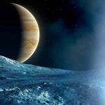 Superficie helada de Europa con géiser activo y Júpiter al fondo, misión Europa Clipper 2026.