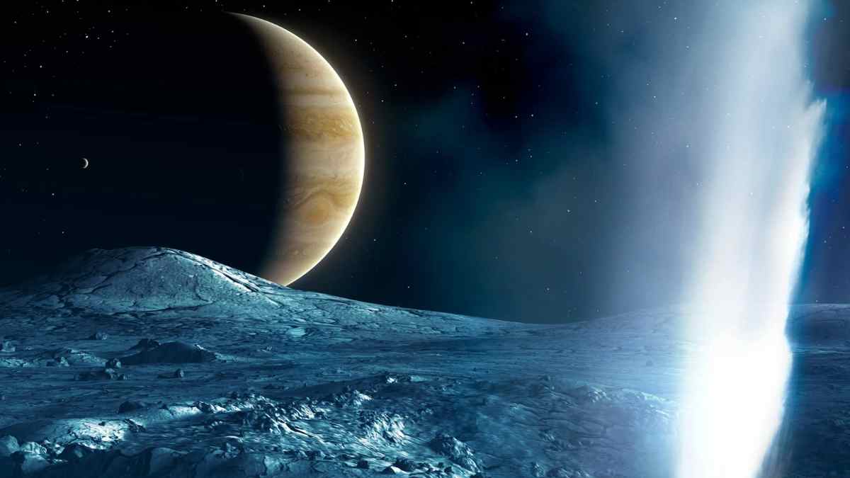 Superficie helada de Europa con géiser activo y Júpiter al fondo, misión Europa Clipper 2026.