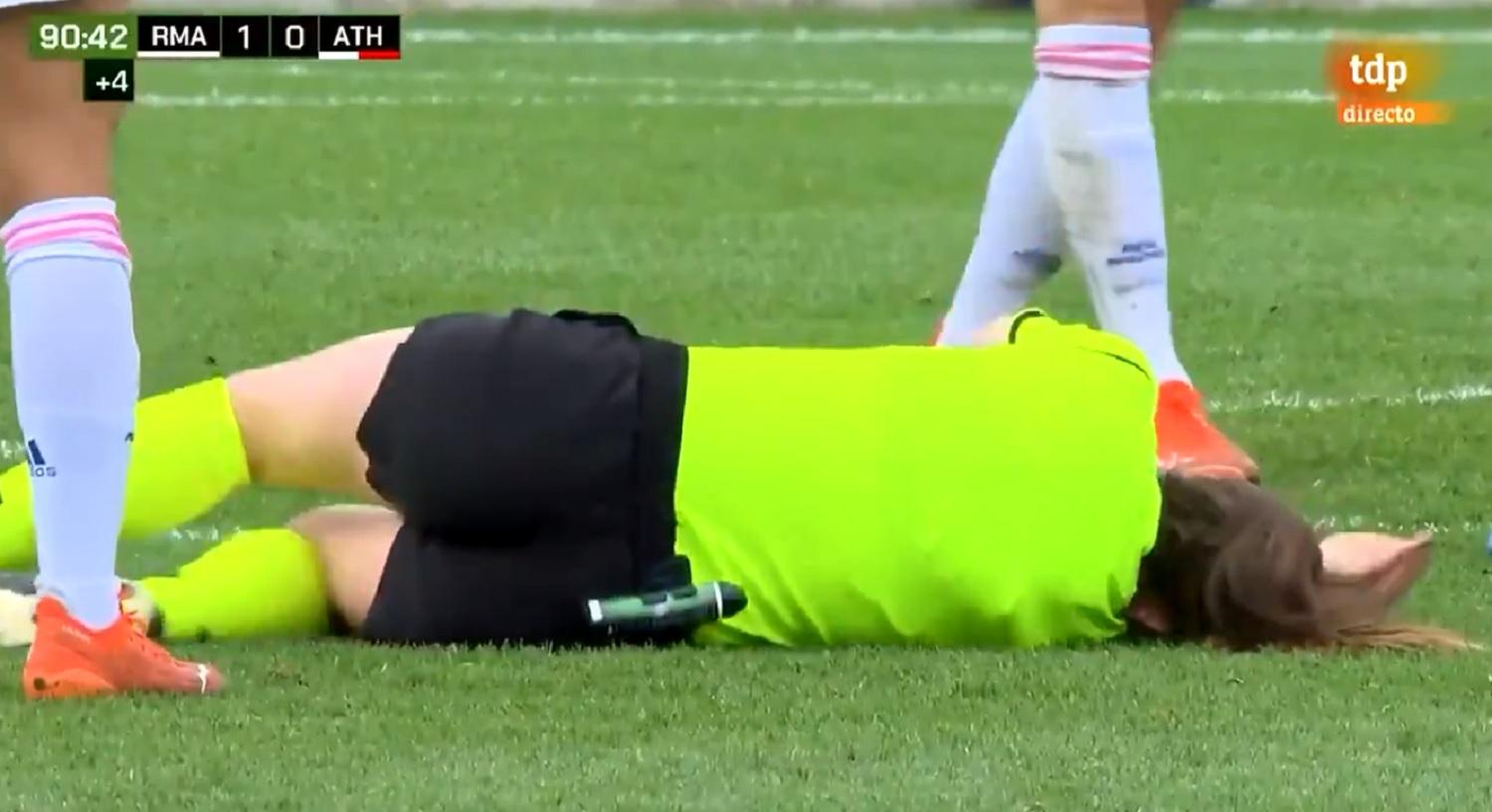 La árbitra Sara Fernández tendida en el suelo, tras el pelotazo. Fuente: Teledeporte.