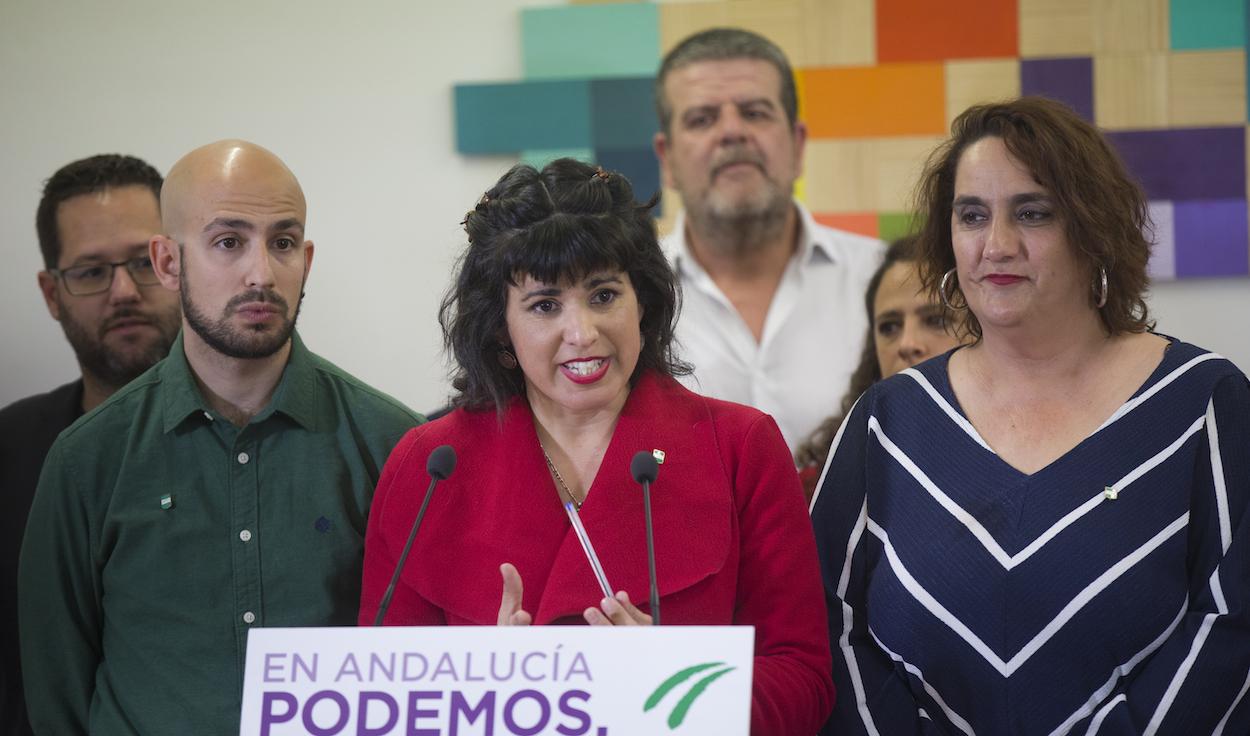 Teresa Rodríguez con dirigentes y diputados de Adelante leales a su causa.