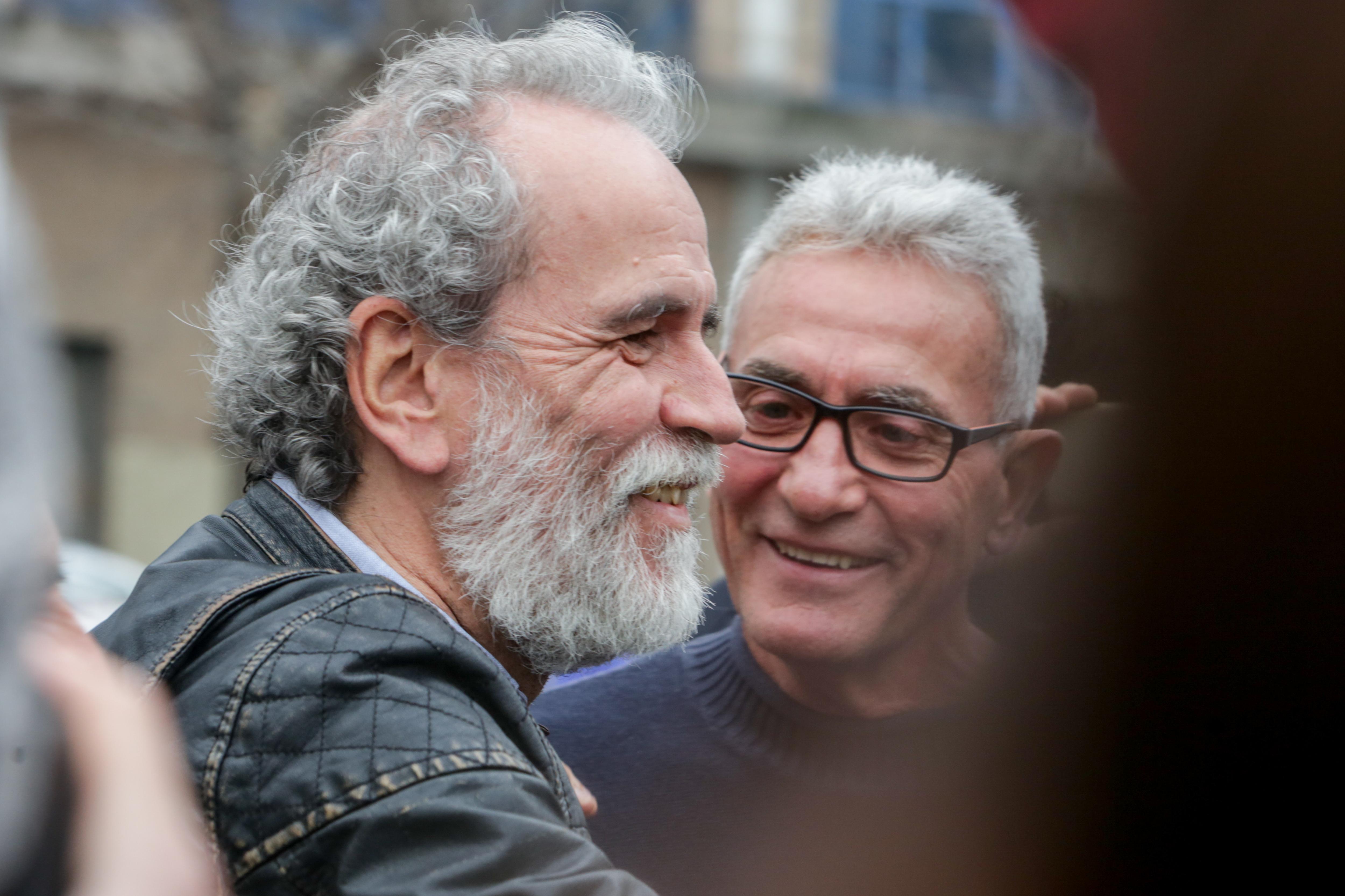 El actor Willy Toledo, recibido por un grupo de concentrados en su apoyo, junto al juzgado de lo Penal número 26 de Madrid. Fuente: Europa Press.