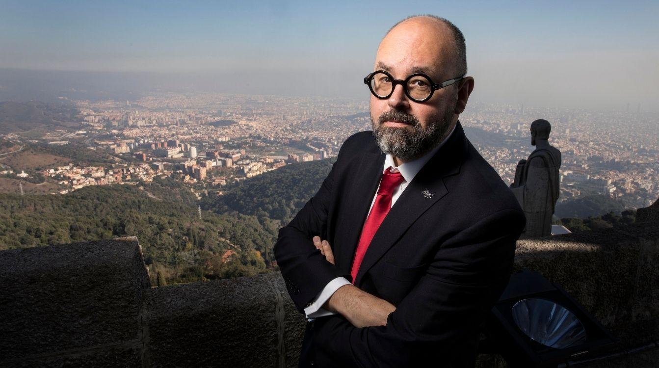 Este martes sale a la venta 'La Ciudad de Vapor', que integra los once relatos con los que Carlos Ruiz Zafón quiso homenajear a sus lectores, una obra póstuma en la que encontramos lo mejor de su literatura Este martes sale a la venta 'La Ciudad de Vapor', que integra los once relatos con los que Carlos Ruiz Zafón quiso homenajear a sus lectores, una obra póstuma en la que encontramos lo mejor de su literatura