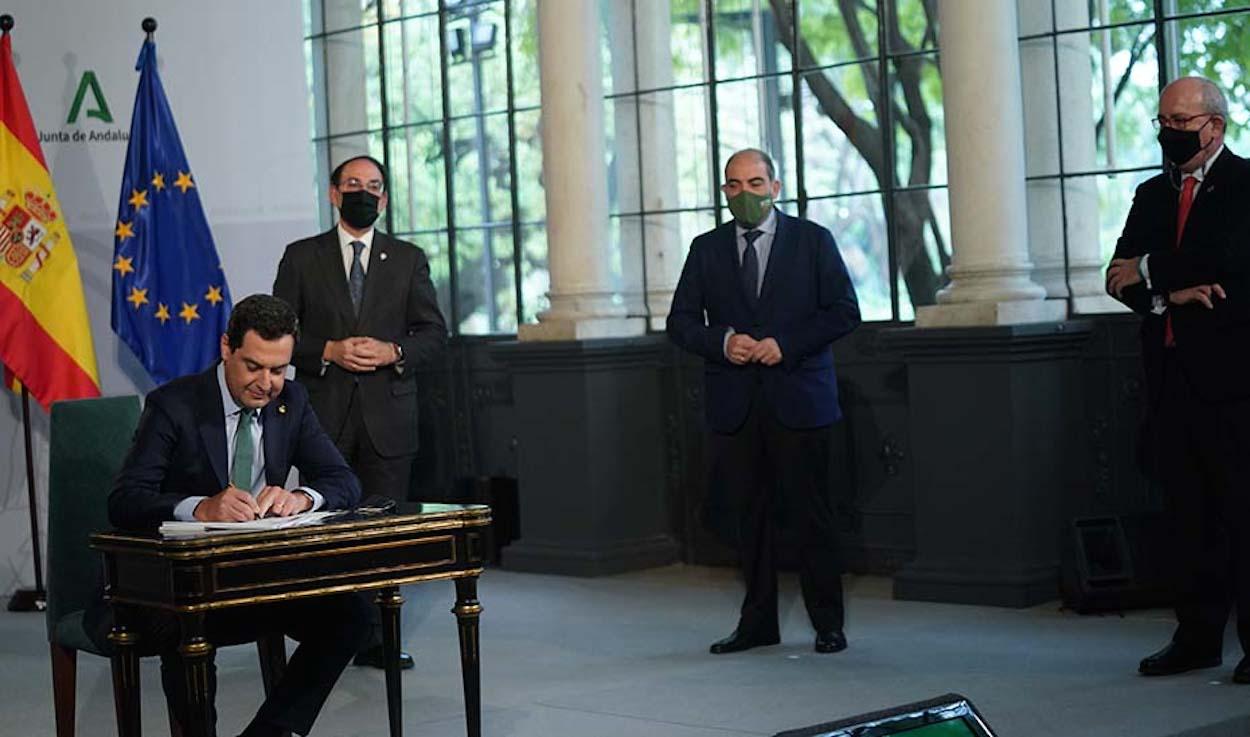 Juan Manuel Moreno, firmando ayer en San Telmo el Plan de Apoyo a Pymes y Autónomos. 