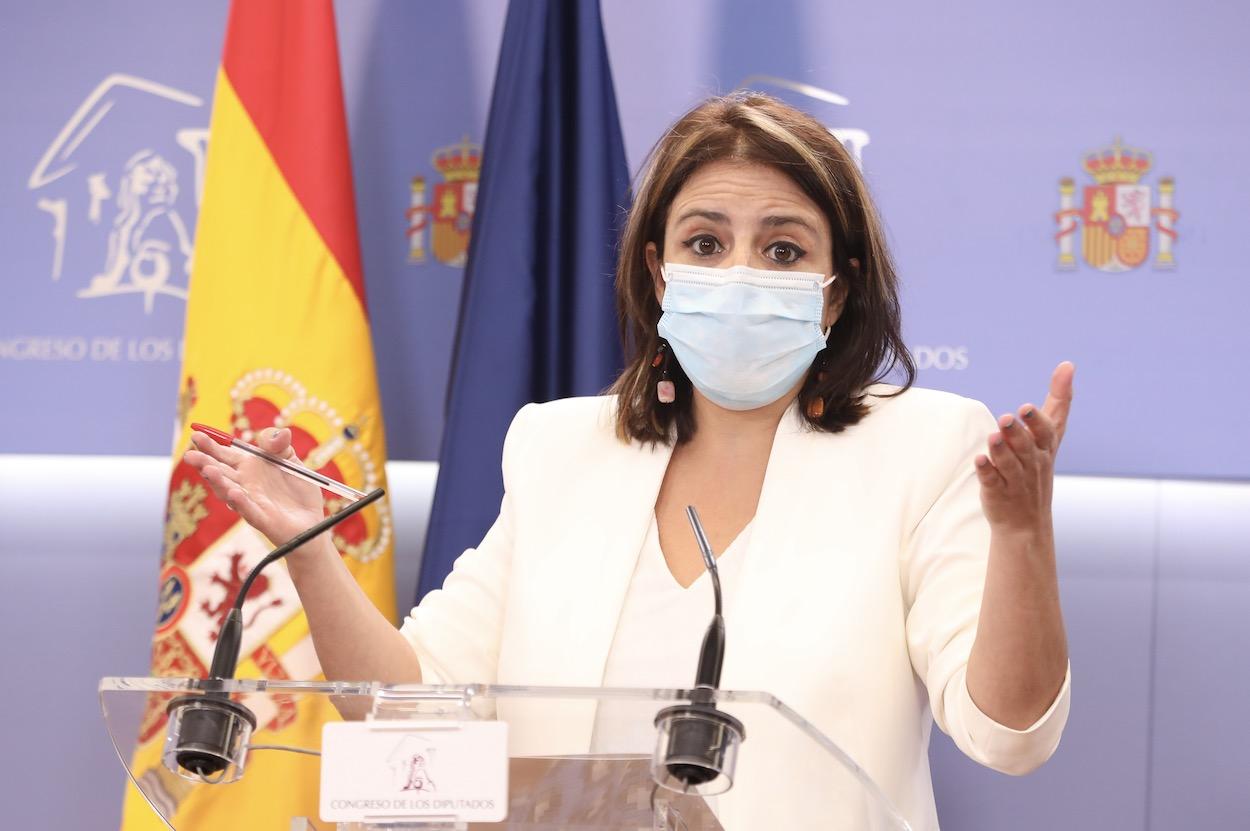 La portavoz del PSOE en el Congreso de los Diputados, Adriana Lastra, durante su intervención en la rueda de prensa