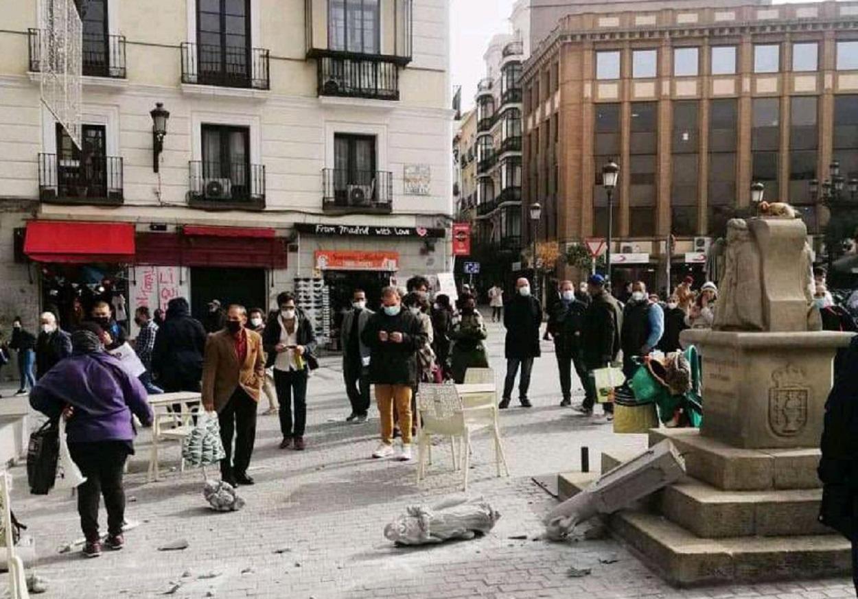 Cruceiro derribado en la Plaza de Jacinto Benavente en Madrid. Twitter