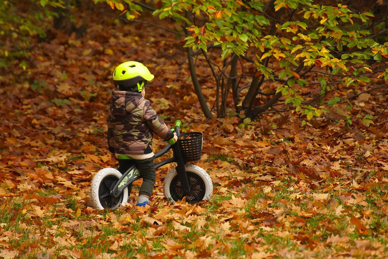 Las bicicletas sin pedales ayudan a los niños a mantener el equilibrio