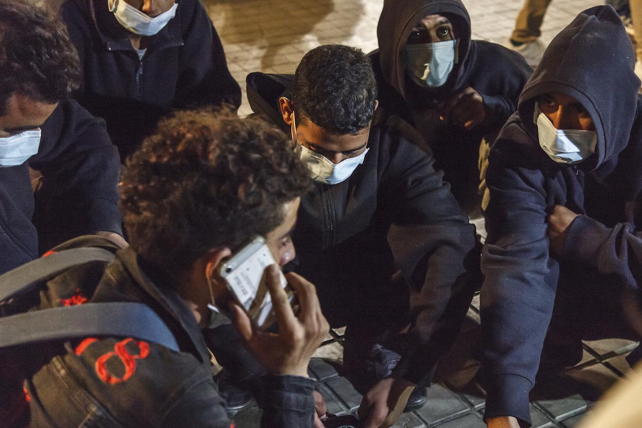 Inmigrantes desalojados del muelle de Arguineguín llegan frente a la delegación del Gobierno en Las Palmas de Gran Canaria