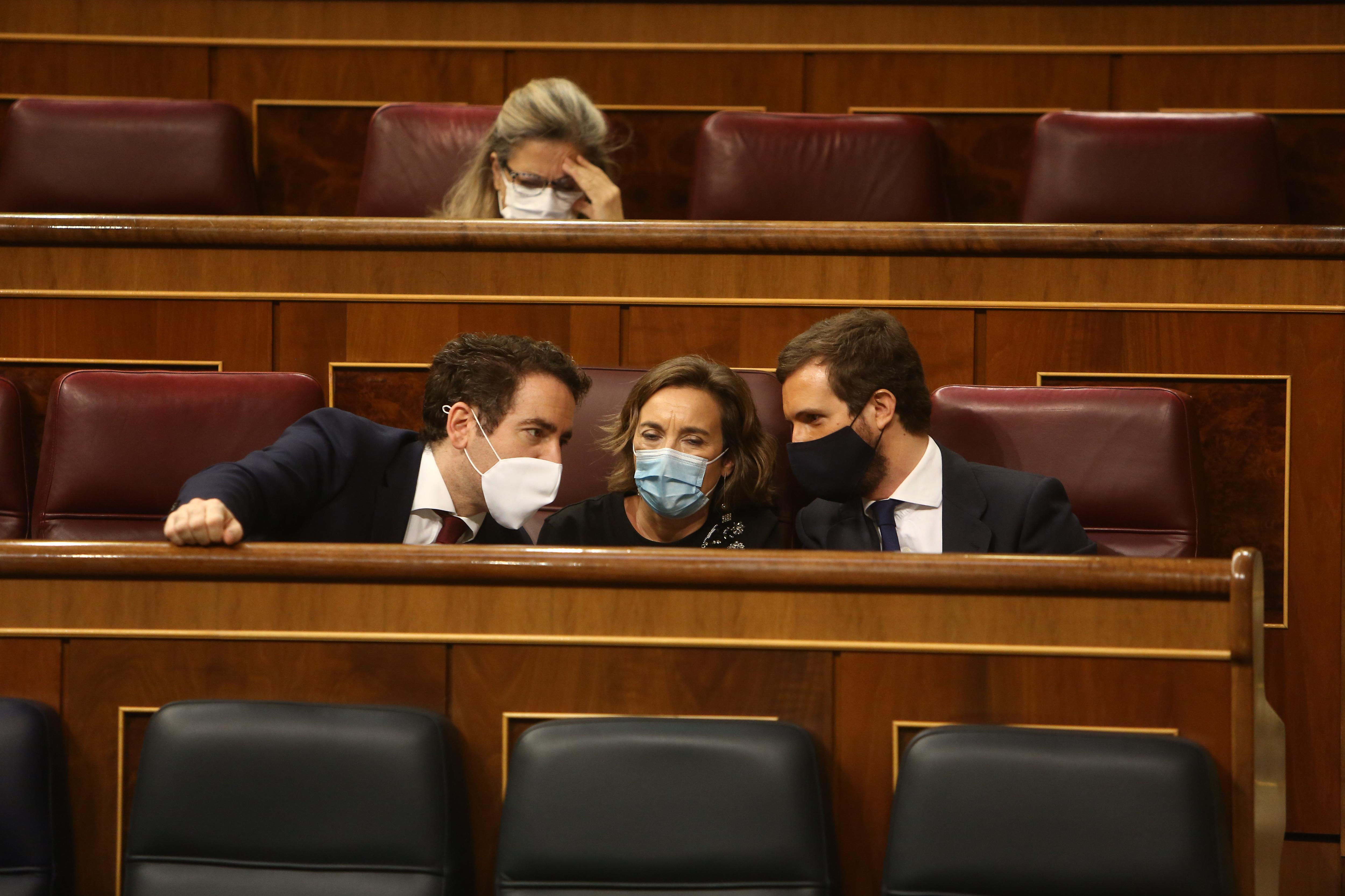 El secretario general del PP, Teodoro García Egea; la portavoz el Grupo Popular, Cuca Gamarra; y el líder del PP, Pablo Casado, conversan durante una sesión plenaria en el Congreso de los Diputados.