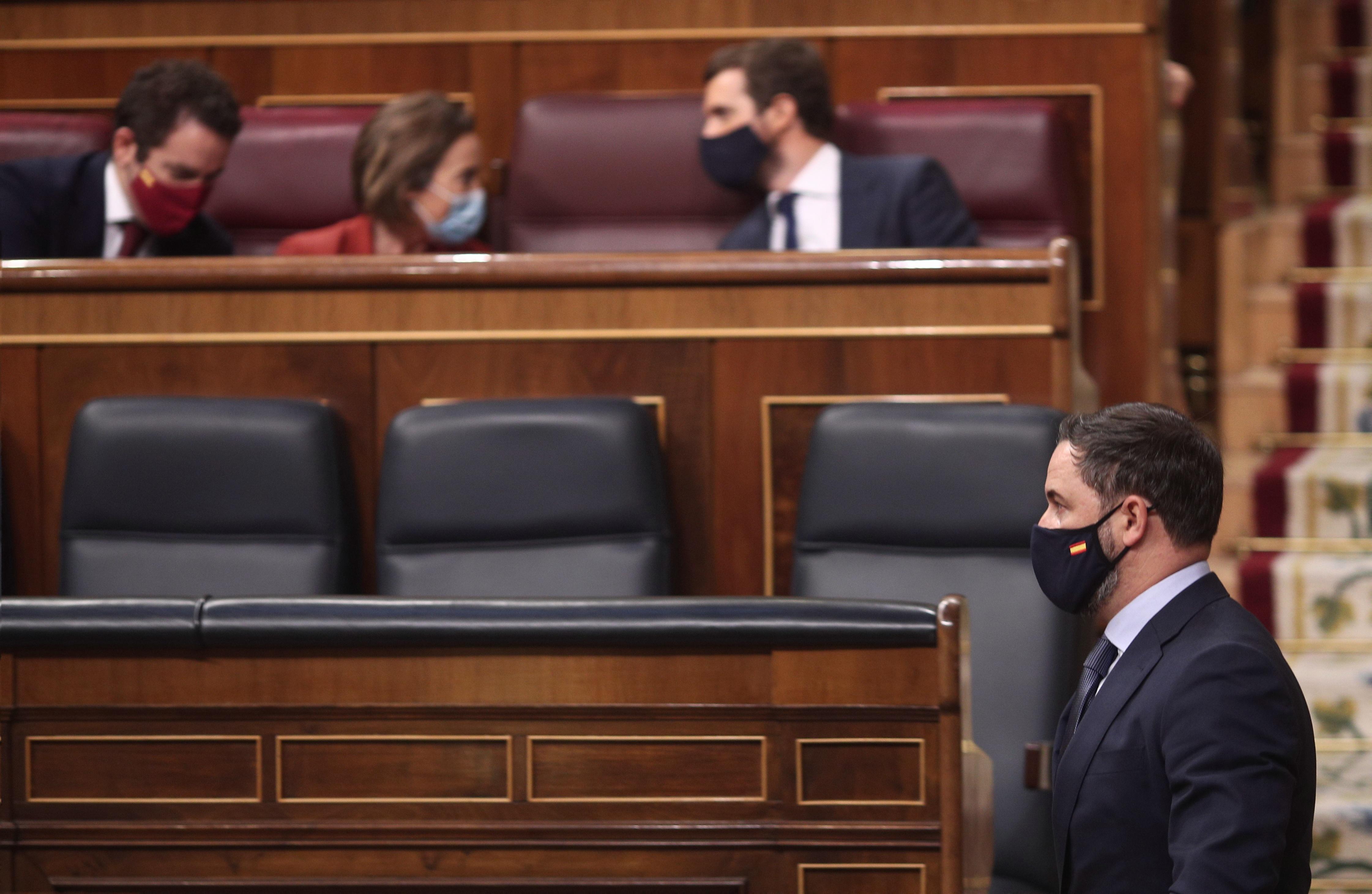 El presidente de Vox, Santiago Abascal, pasa por delante del (I-D) diputado del PP, Teodoro García Egea; la portavoz del PP en el Congreso de los Diputados, Cuca Gamarra; y el presidente del PP, Pablo Casado.