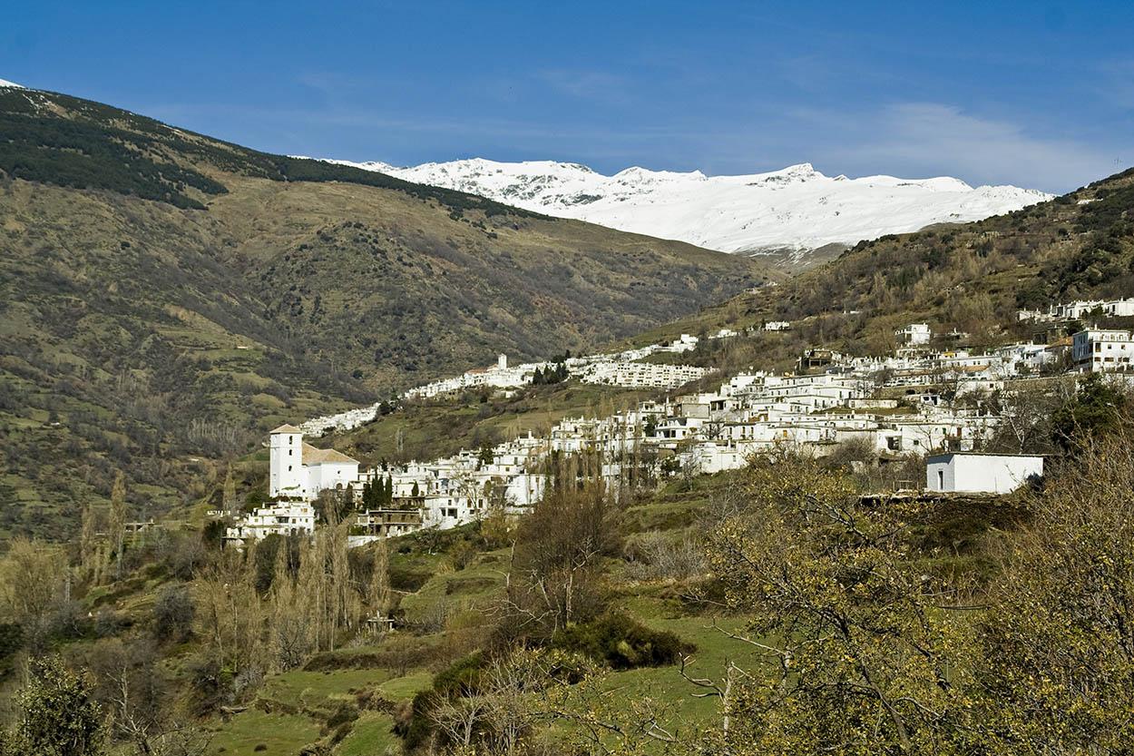 El barranco del río Poqueira es uno de los principales destinos de La Alpujarra granadina, con los pueblos de Pampaneira, Bubión y Capileira