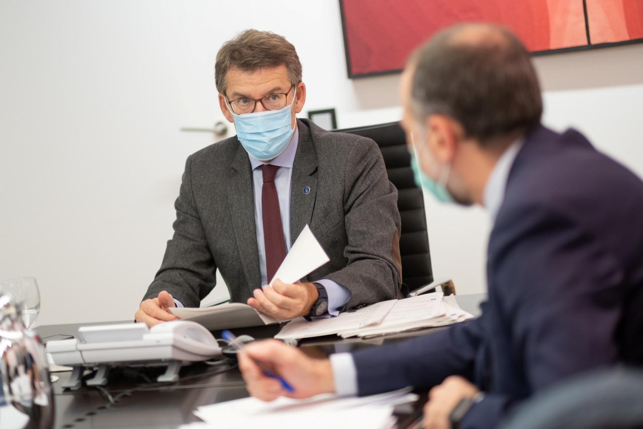 Feijóo, ayer durante la reunión del Comité clínico, del que denuncian que se desconocen sus componentes y criterios (Foto: Xunta de Galicia).