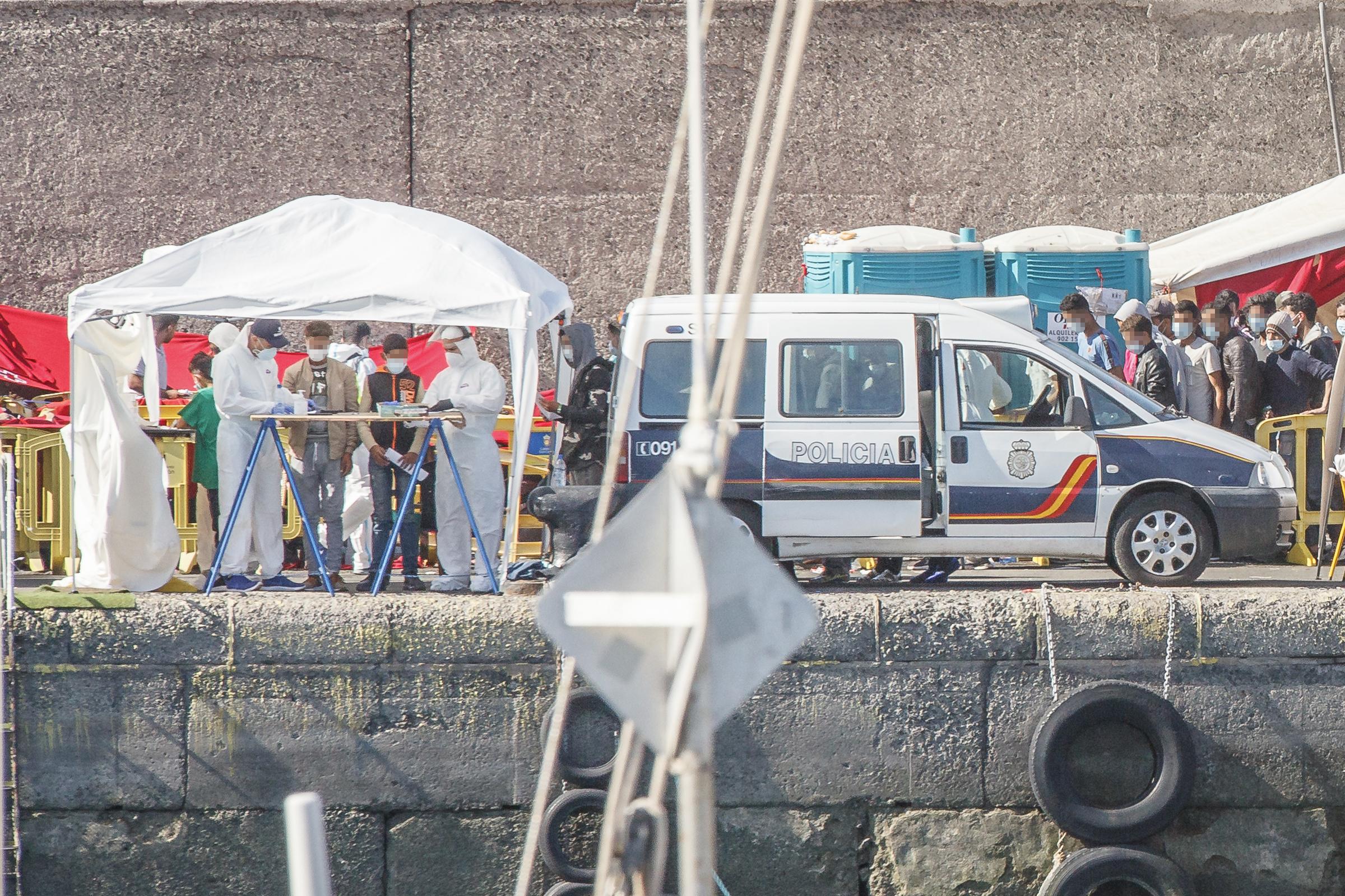 Varios migrantes son atendidos en el muelle de Arguineguín. EP