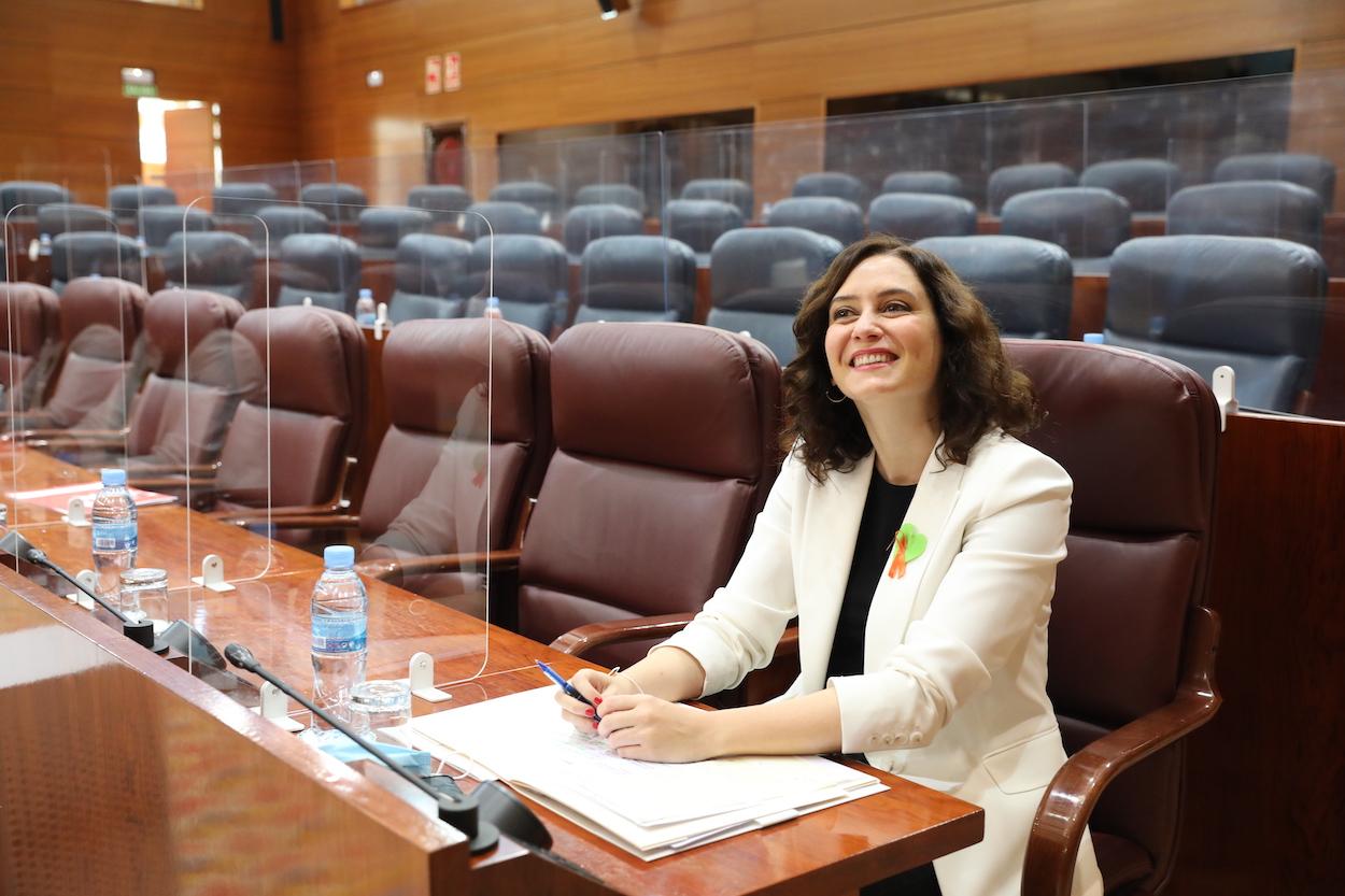 La presidenta de la Comunidad de Madrid, Isabel Díaz Ayuso, minutos antes del comienzo de una sesión de control al Gobierno en la Asamblea de Madrid