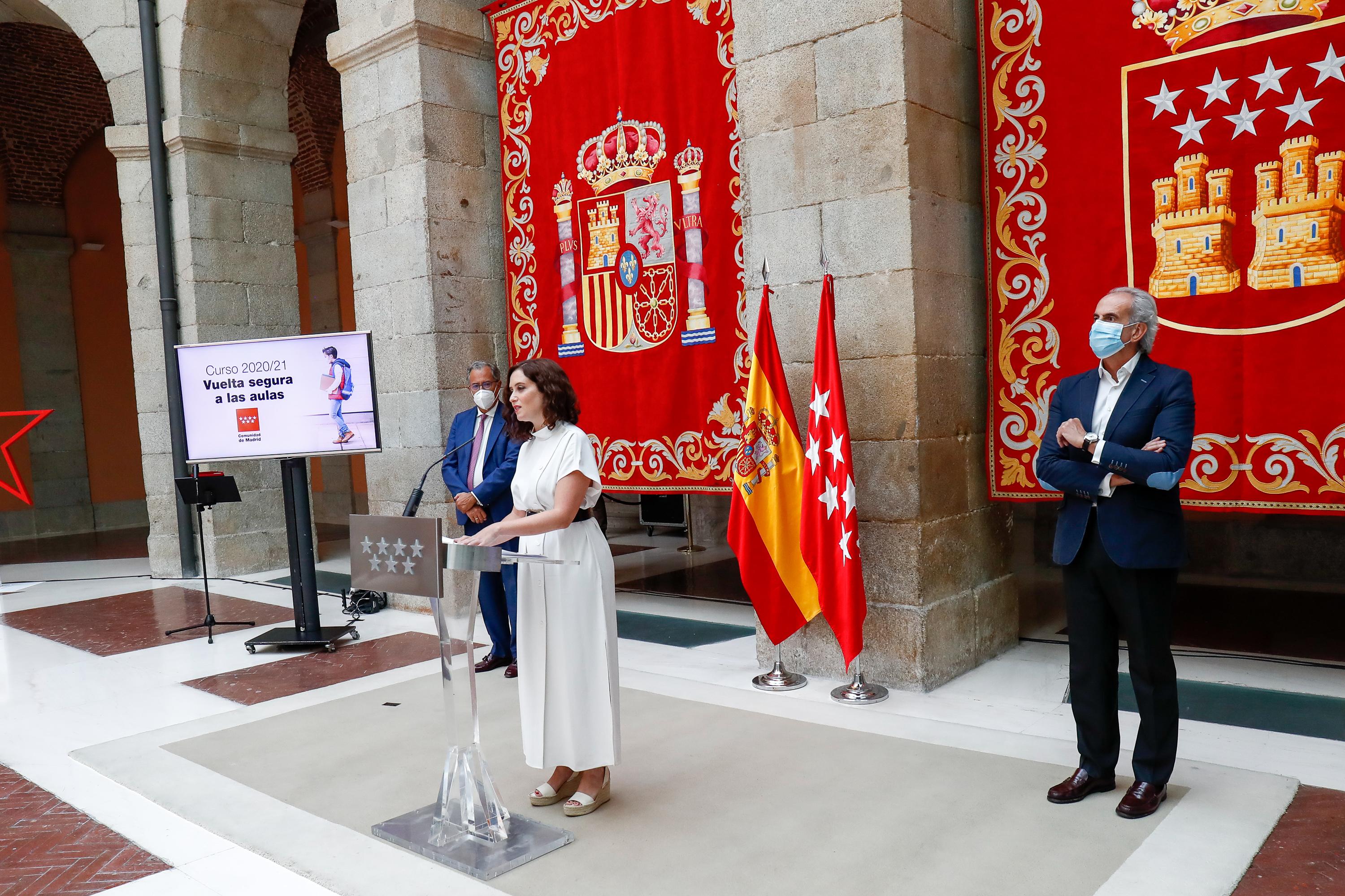 La presidenta de la Comunidad de Madrid, Isabel Díaz Ayuso, acompañada por el consejero de Sanidad, Enrique Ruiz Escudero (d); y el consejero de Educación y Juventud, Enrique Ossorio / EP