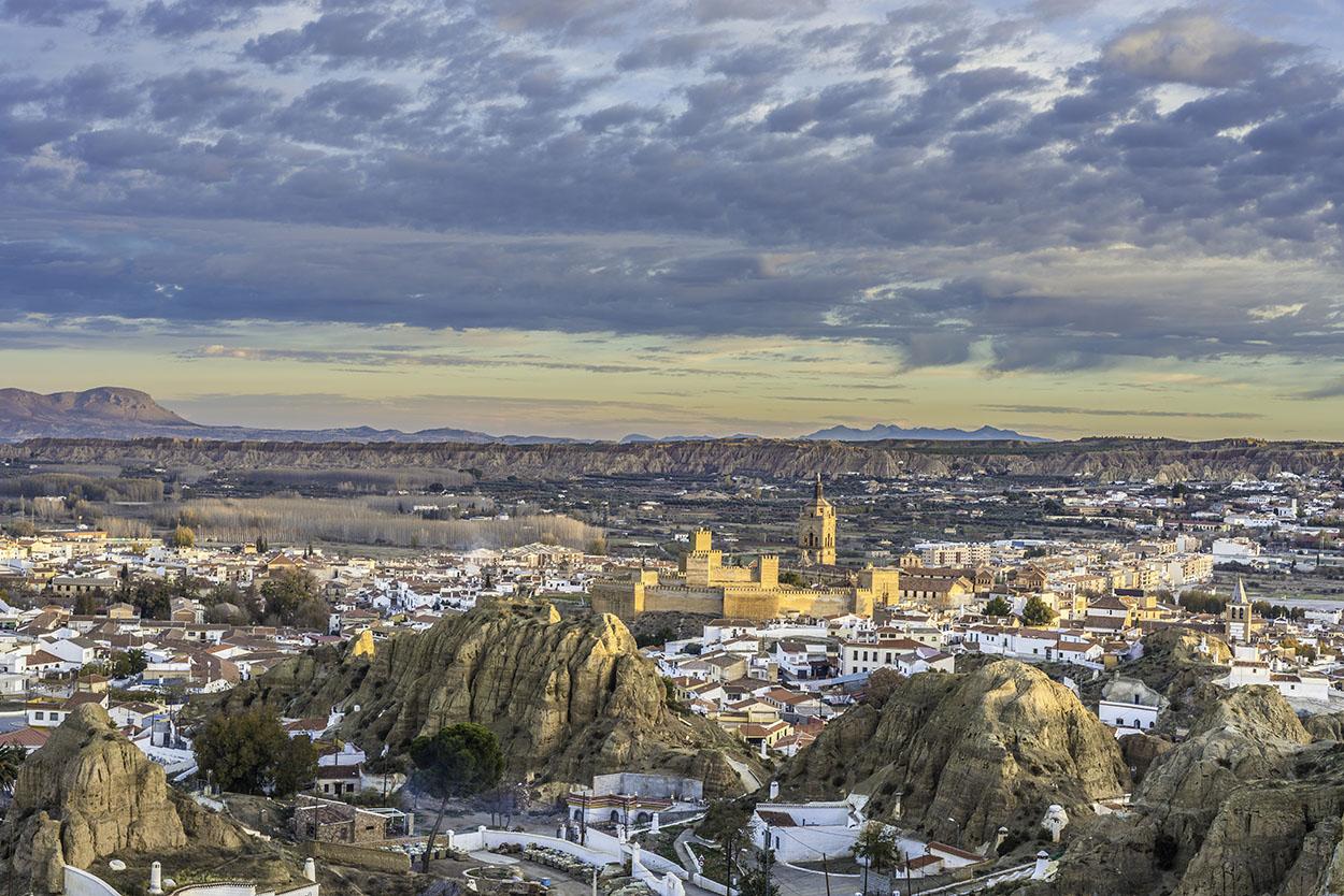 Guadix, en el corazón del Geoparque, es una ciudad milenaria, llena de vida, color, tradición, cultura y gastronomía