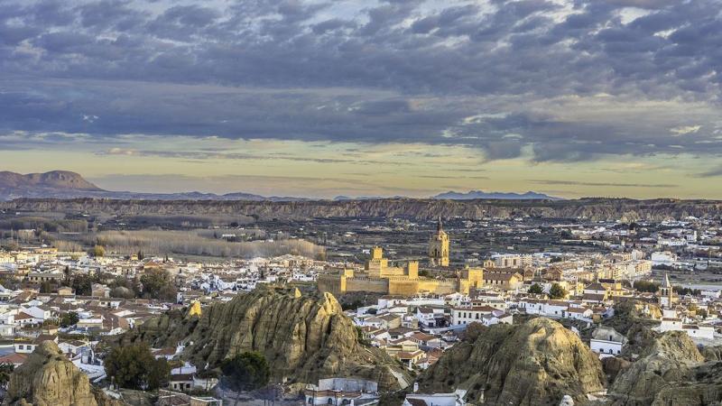 Guadix, en el corazón del Geoparque, es una ciudad milenaria, llena de vida, color, tradición, cultura y gastronomía