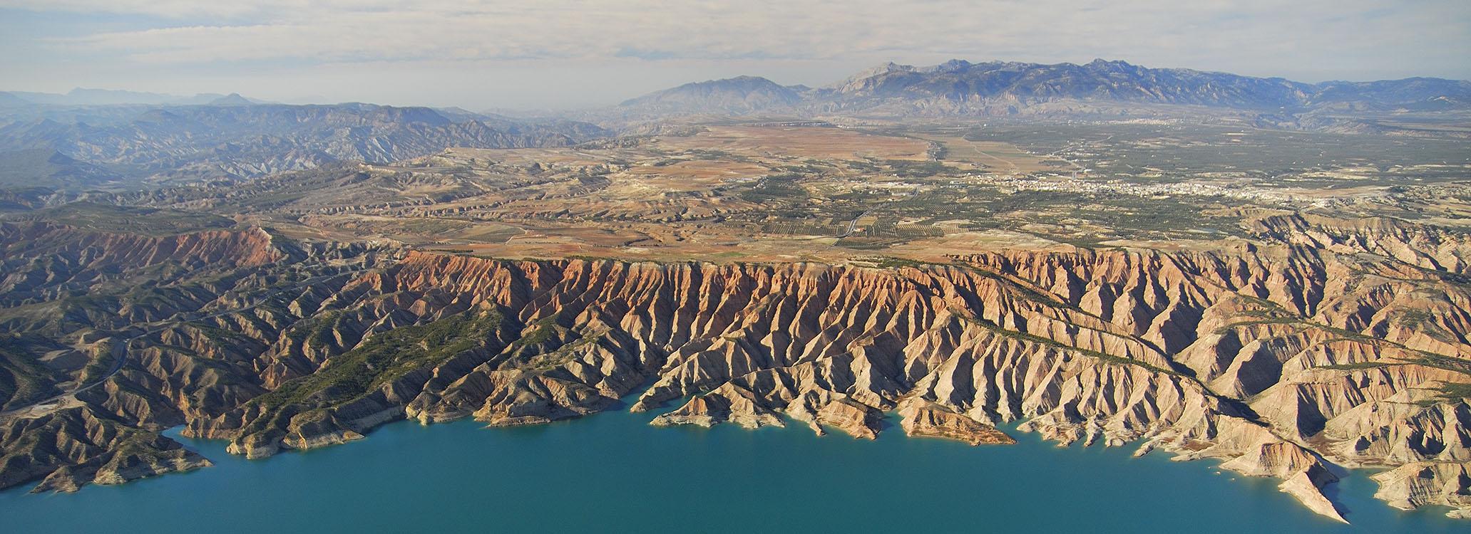 El Embalse del Negratín el tercero más grande de Andalucía, pero su verdadero tesoro está en su paisaje, que nos recuerda al Gran Cañón del Colorado