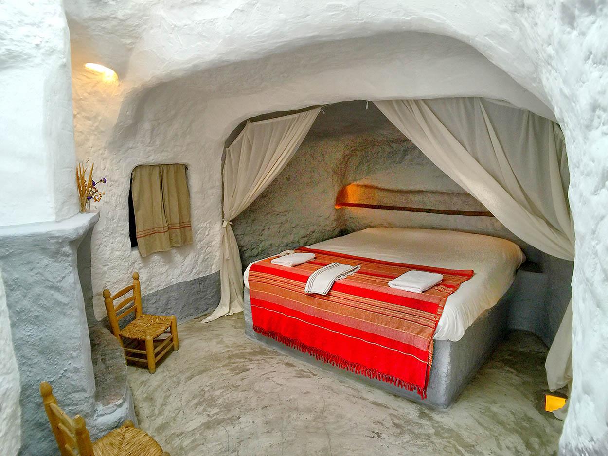 Puedes encontrar en el corazón del Geoparque hoteles cueva como éste de Baza, en los que vivir una experiencia inolvidable