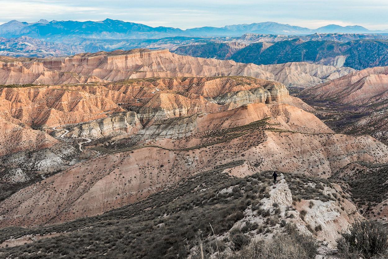 El desierto de Los Coloraos en Gorafe, Granada, es una de las zonas más espectaculares del Geoparque granadino